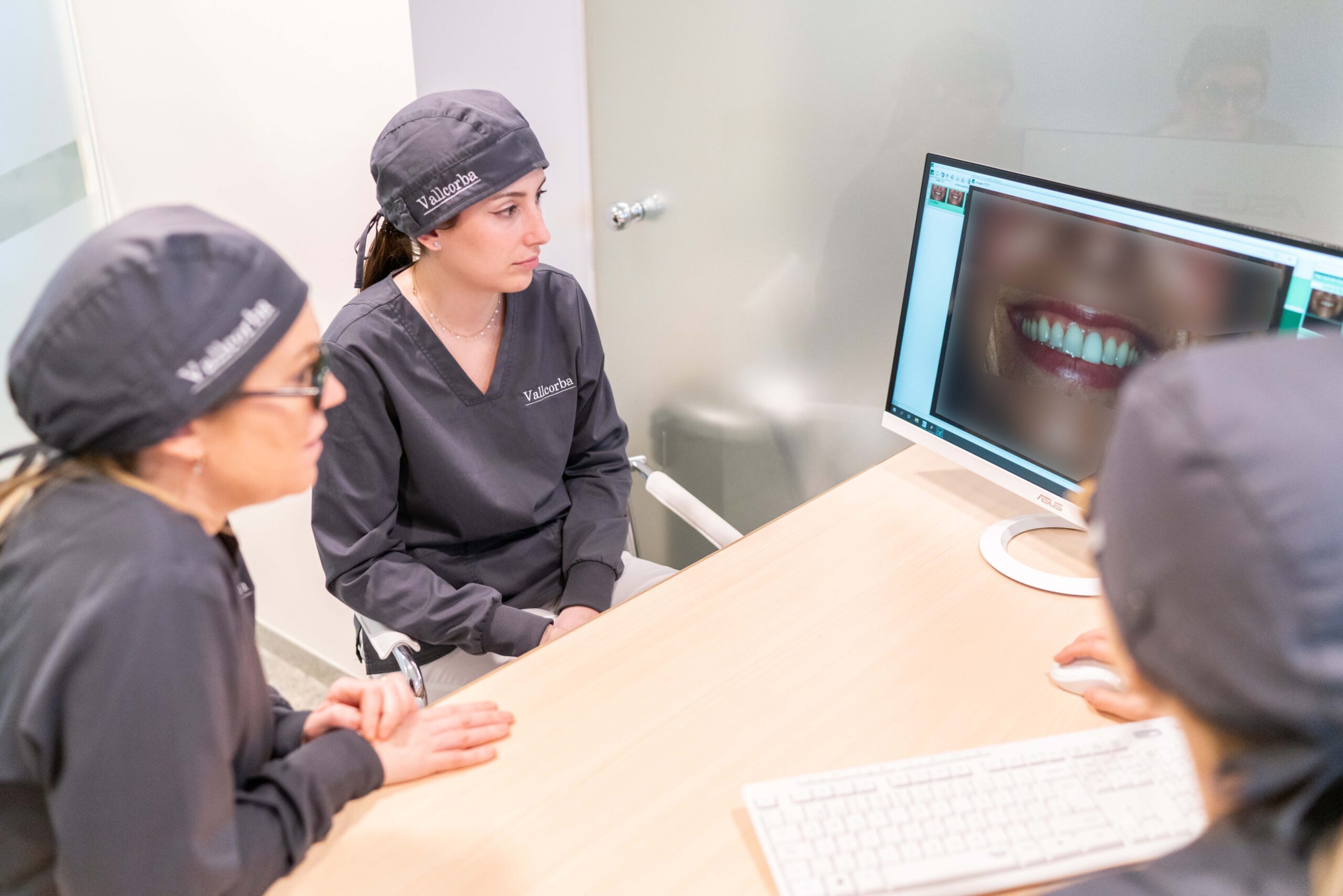 Recupera la funcion y estetica de tu sonrisa en Clinica Vallcorba | Tipos de implantes dentales cual es la mejor opcion para su salud oral Recupera la funcion y estetica de tu sonrisa en Clinica Vallcorba | Tipos de implantes dentales cual es la mejor opcion para su salud oral