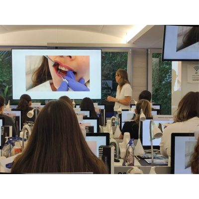 la Dra Carolina Mor dando curso de higienistas en SCOE 25